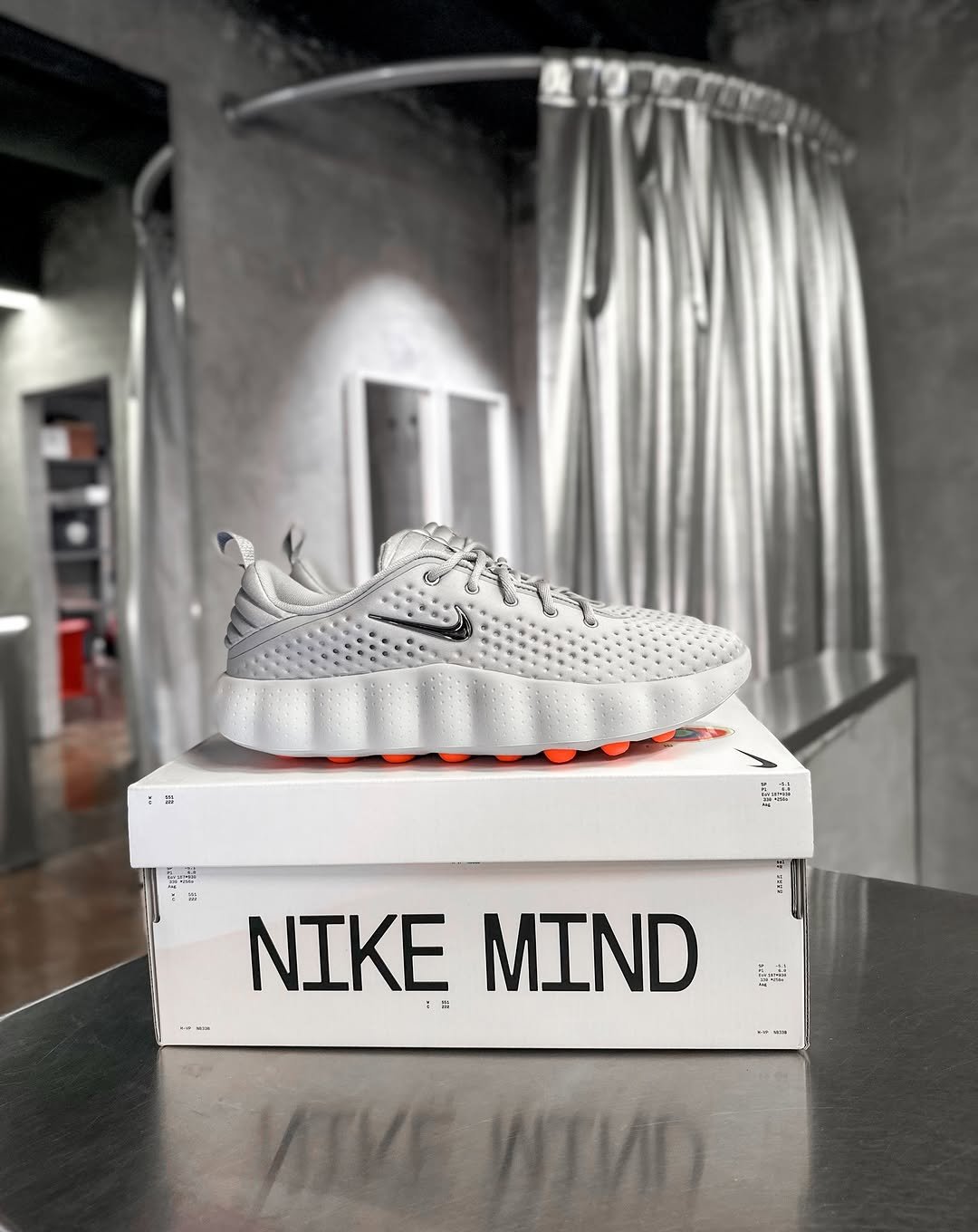 Nikee Mind 002 White Hyper Crimson