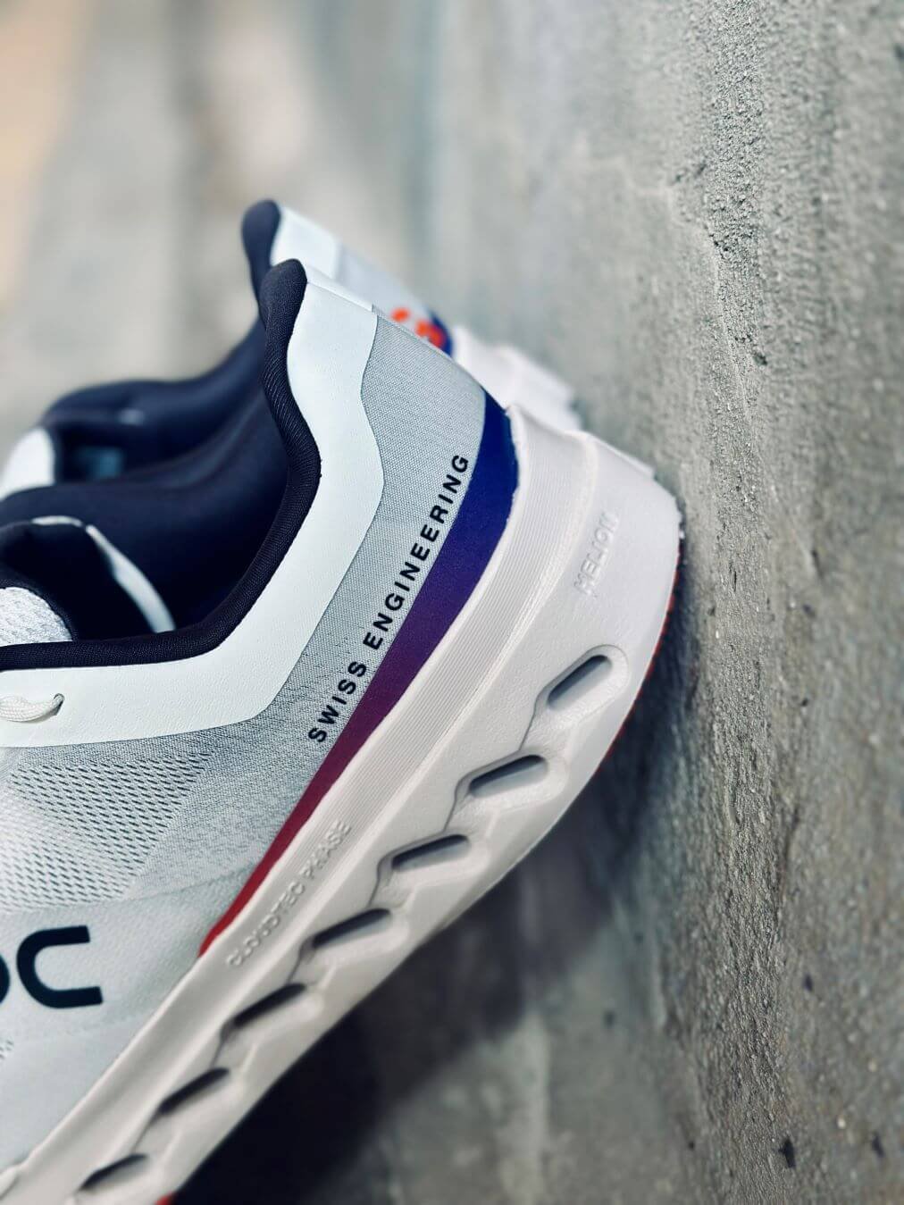 ON Cloudd surfers Next running trainers in white and red - Image 3
