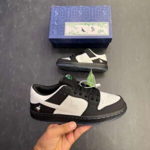 Alternative view of NIKEE SB DUNK NYC PIGEON 3 PANDA