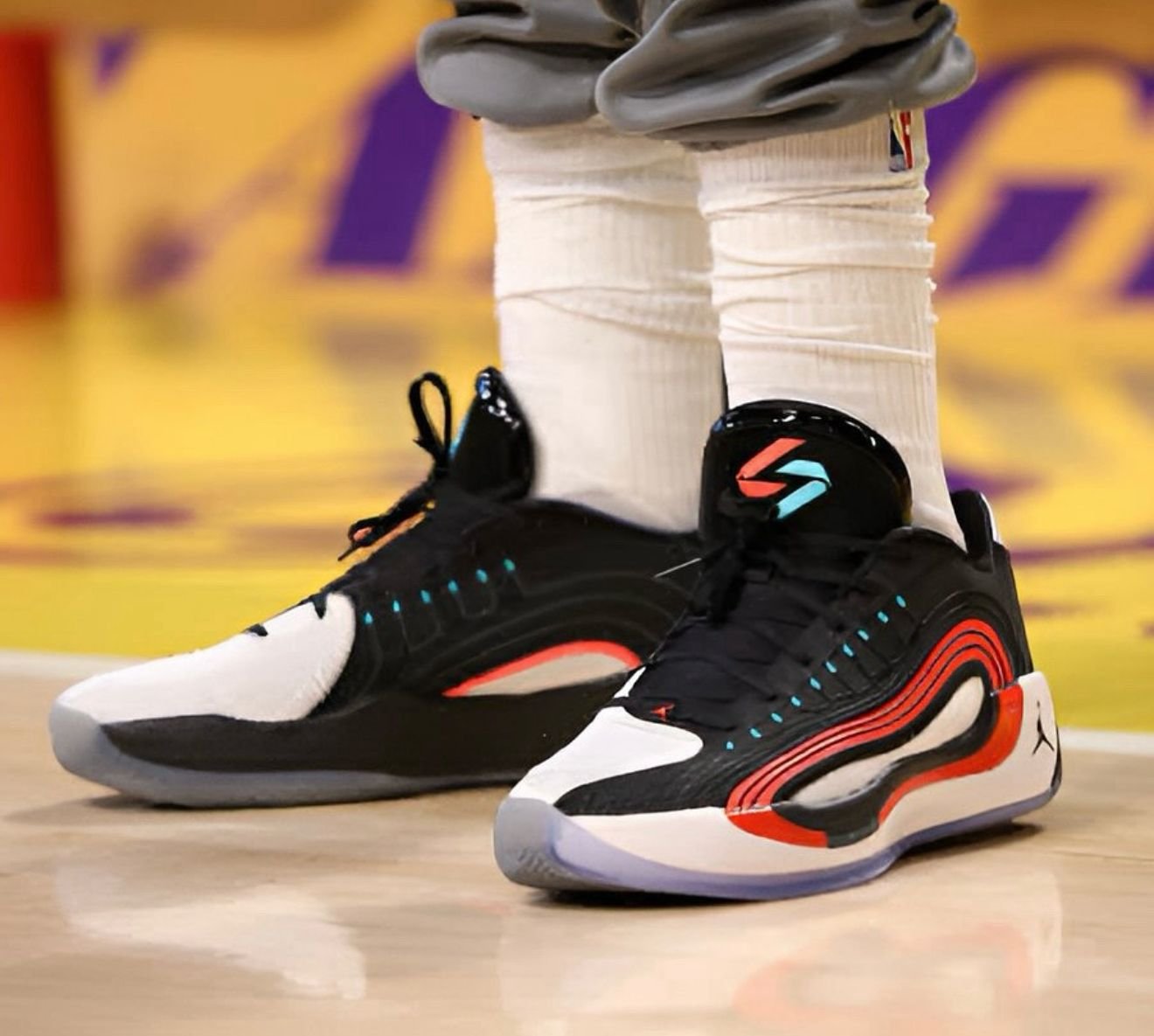 Nikee Air Jordan Luka 4 BLOODLINE - Image 3