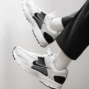 Nikee Zoom Vomero 5 White Black