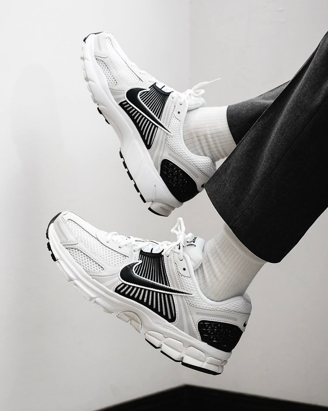 Nikee Zoom Vomero 5 White Black