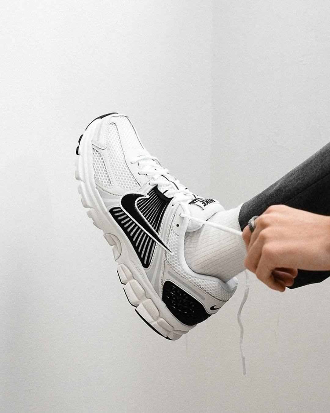 Nikee Zoom Vomero 5 White Black - Image 3