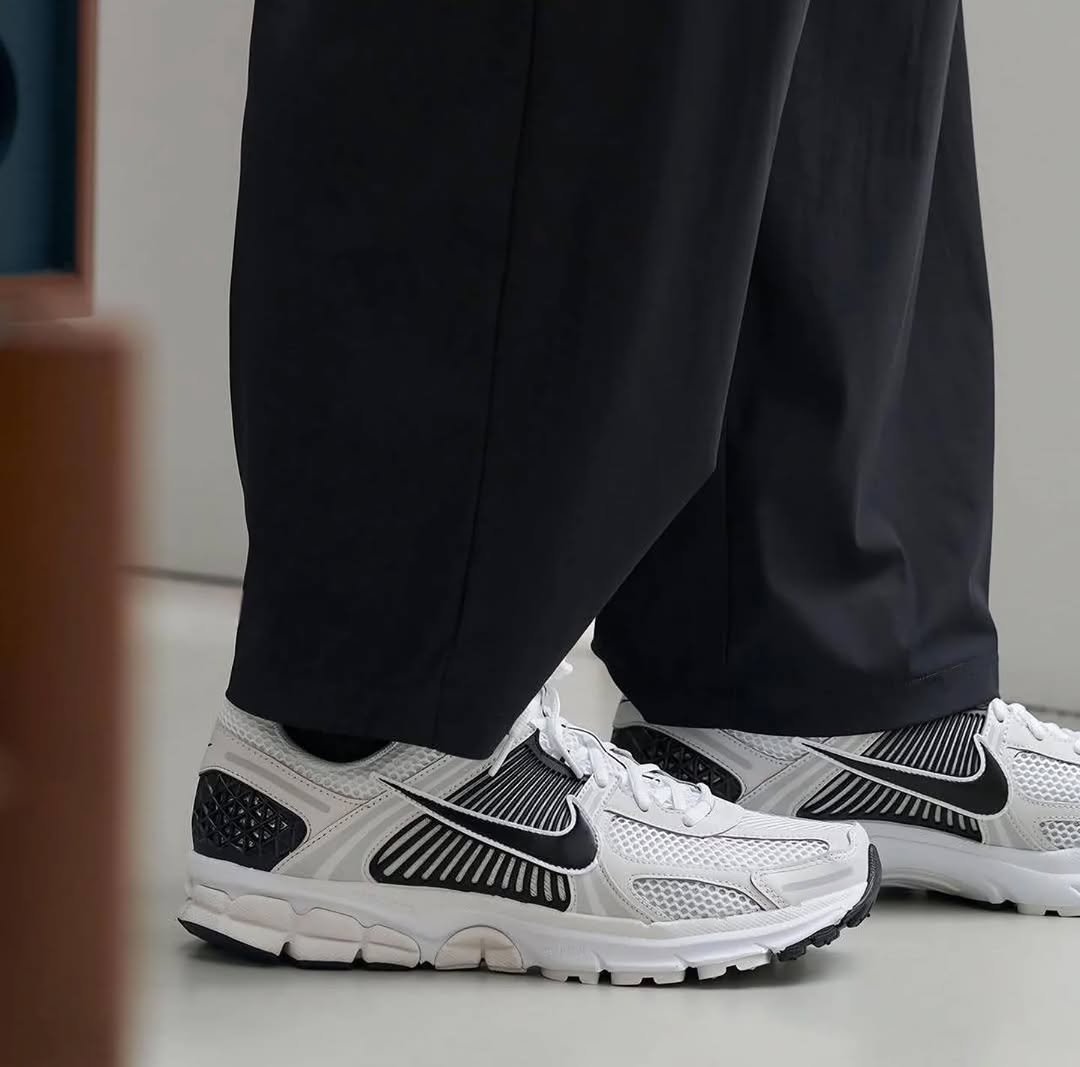 Nikee Zoom Vomero 5 White Black - Image 2